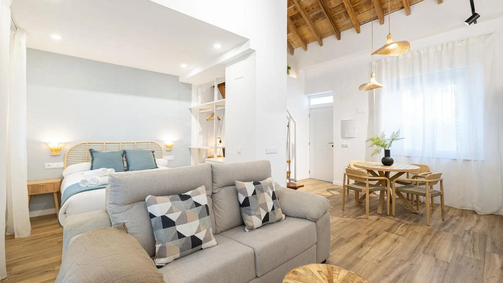 Modern Duplex Courtyard -2Bedrooms 2Baths Малага Апартаменты