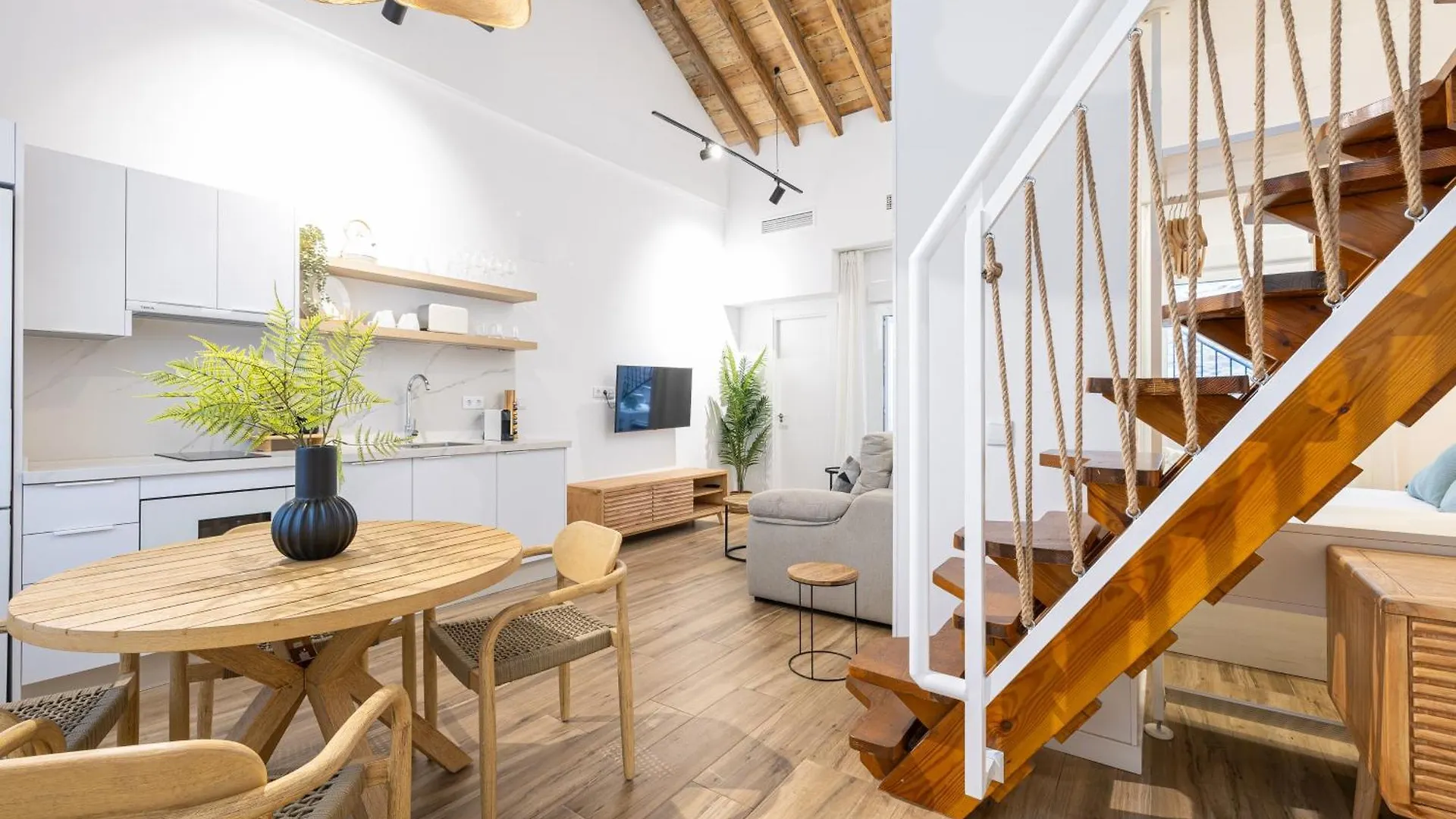 Апартаменты Modern Duplex Courtyard -2Bedrooms 2Baths Малага