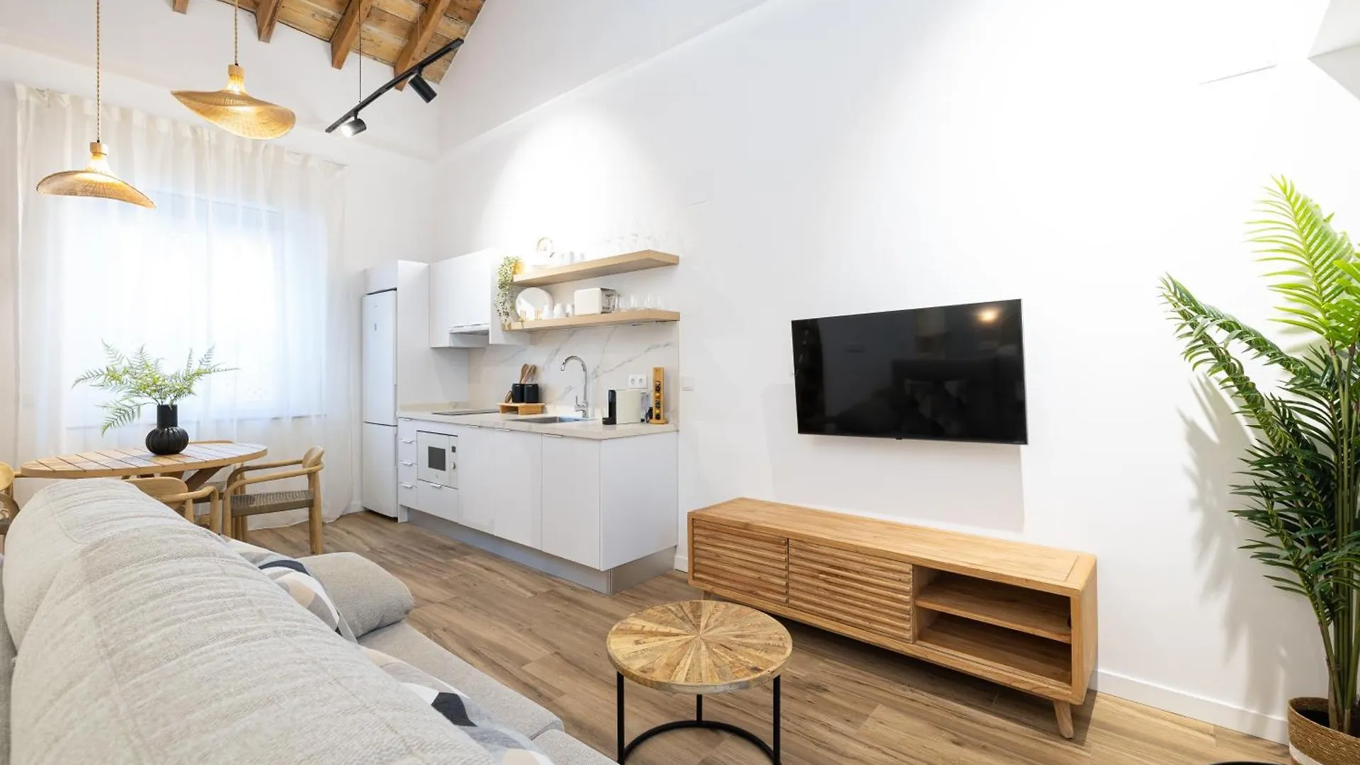 Апартаменты Modern Duplex Courtyard -2Bedrooms 2Baths Малага